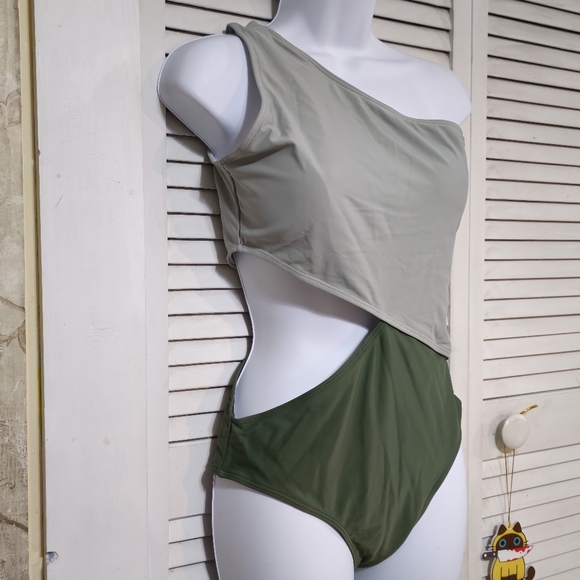 Amazon Other - Womens Medium Cutout Asymmetrical One-Shoulder Swimsuit‎ Green